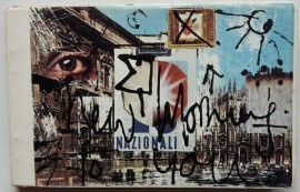 (Album contenente 20 cartoline fustellate nel margine interno, che riproducono vedute delle principali capitali europee con gli interventi a colori e a collage dell'Artista).